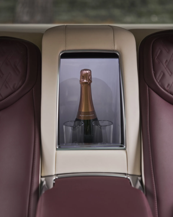 全球僅7臺！路虎攬勝SV Carmel Edition亮相 約270萬元